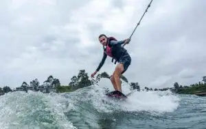 deportes_acuaticos_en_guatape_antioquia_wakesurf