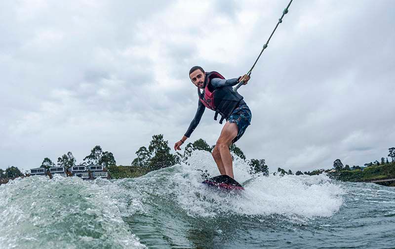 deportes_acuaticos_en_guatape_antioquia_wakesurf