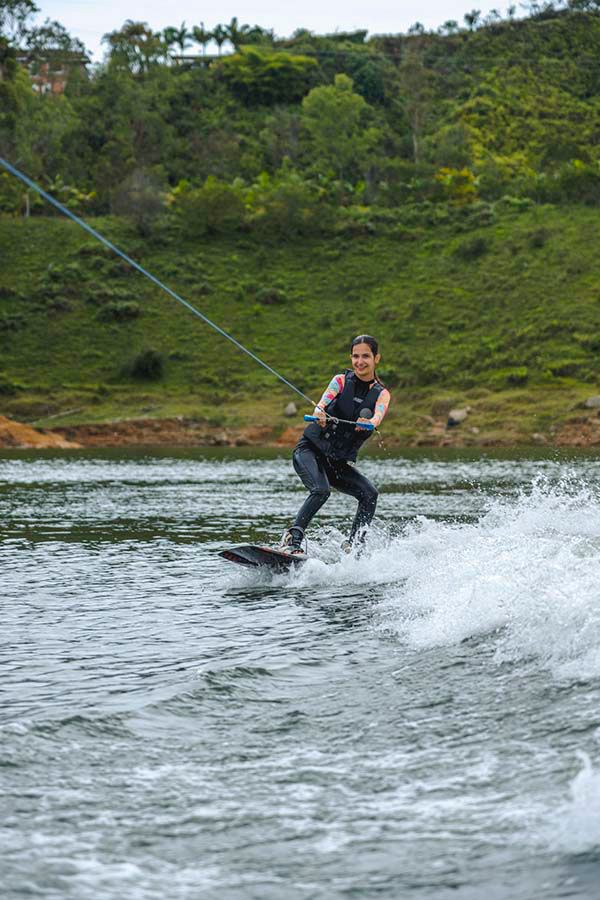 deportes_acuaticos_en_guatape_antioquia_wakesurf