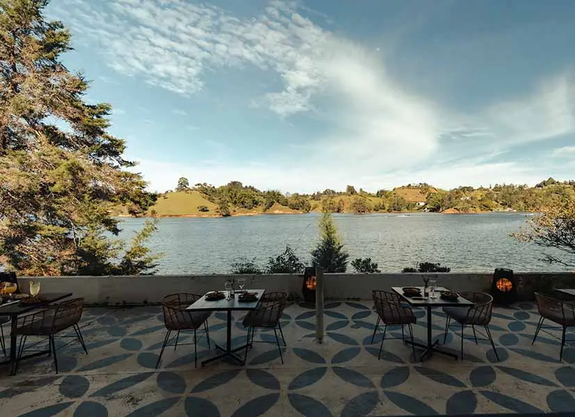 Dónde Comer en Guatapé Qué es la gastronomía Nikkei de la Bandeja Paisa a la Alta Gastronomía.